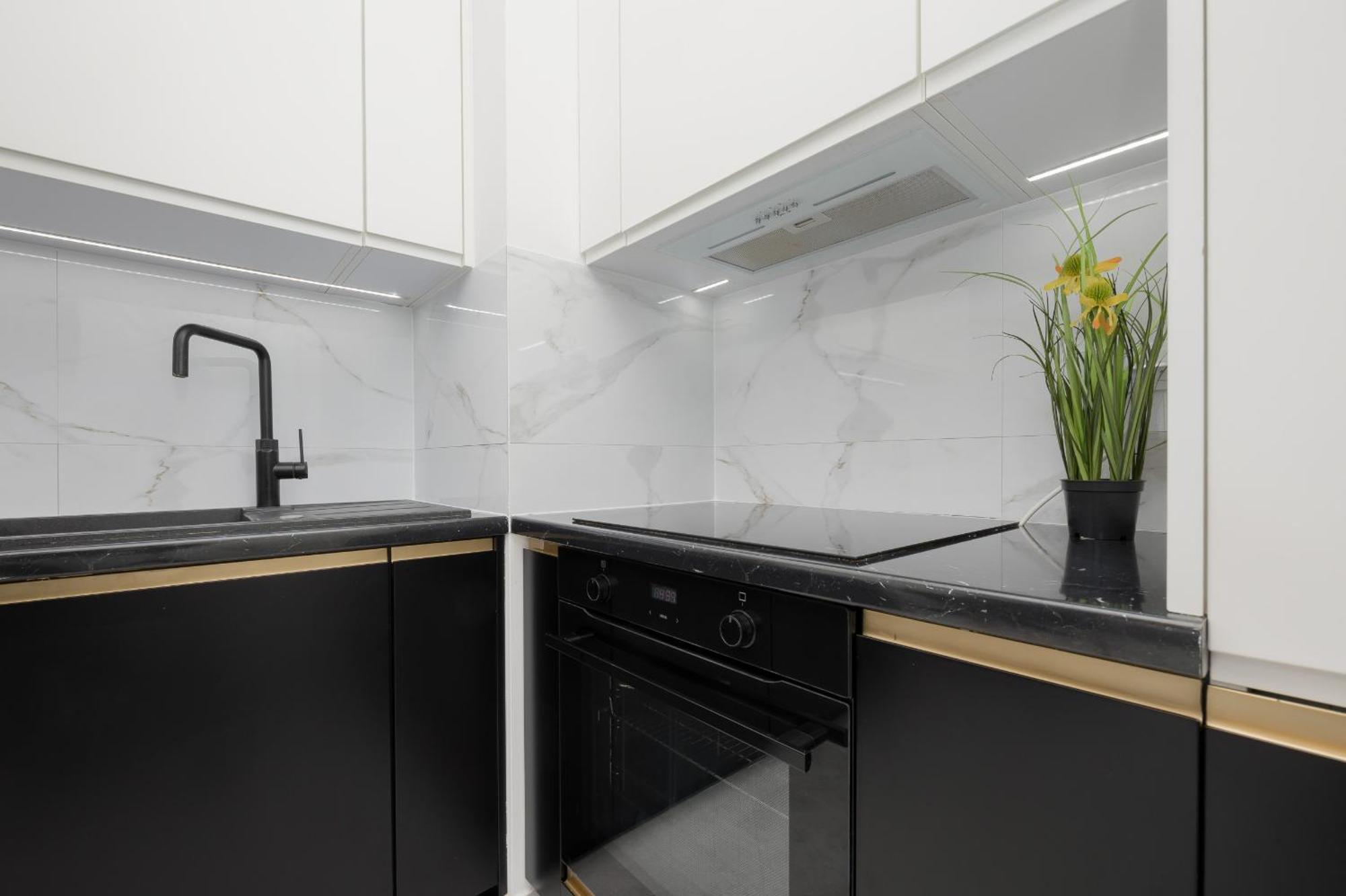 Apartment With Balcony & Parking In Warsaw By Noclegi Renters Екстер'єр фото
